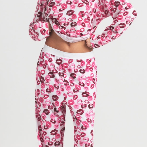 New With Tags Skims Boyfriend Loose Set All Over Lipstick Medium - Picture 1 of 3